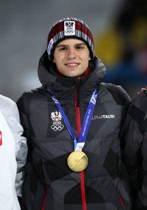Olympische Winterspiele, Olympia, Skispringen, Herren, Super Team, Großschanze, Val di Fiemme, Predazzo, Olympiaschanze EMBACHER Stephan (AUT) mit der Goldmedaille *** Olympic Winter Games, Olympics, ski jumping, men, super team, large hill, Val di Fiemme, Predazzo, Olympic ski jump EMBACHER Stephan AUT with the gold medal