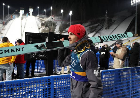 Olympische Winterspiele, Olympia, Skispringen, Herren, Super Team, Großschanze, Val di Fiemme, Predazzo, Olympiaschanze RAIMUND Philipp (GER) nach dem Springen mit Ski auf der Schulter verlässt er das Skisprungstadion *** Olympic Winter Games, Olympics, ski jumping, men, super team, large hill, Val di Fiemme, Predazzo, Olympic ski jump RAIMUND Philipp GER leaves the ski jumping stadium after jumping with skis on his shoulder