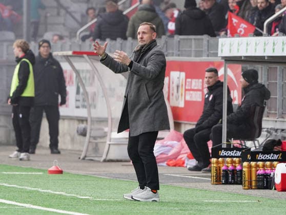 16.02.2026 Luzern Schweiz .Fussball Herren Saison 2025 2026 FC Thun -FC Sion 1:0 Bild . Trainer Mauro Lustrinelli FC Thun Aktin *** 16 02 2026 Lucerne Switzerland Soccer Men Season 2025 2026 FC Thun FC Sion 1 0 Picture Coach Mauro Lustrinelli FC Thun Aktin 