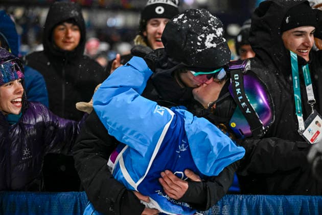 Flora Tabanelli of Italy gets a kiss after of the Women s Freeski Big Air Final at the Milano Cortina Winter Olympics at Livigno Snow Park on February 16, 2026. - RONI REKOMAA Livigno Italy r98f_SAriDU  Copyright: xRonixRekomaax r98f_SAriDU