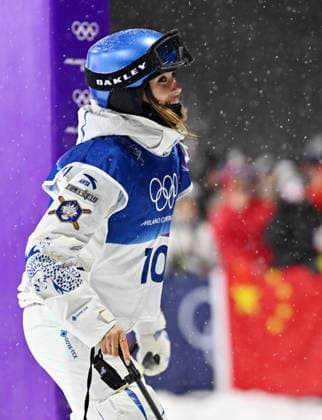 (260216) -- LIVIGNO, Feb. 16, 2026 -- Gu Ailing of China waits for her score during the freestyle skiing women s freeski big air final at the Milan-Cortina 2026 Olympic Winter games, Winterspiele,Spiele, Summer games in Livigno, Italy, Feb. 16, 2026. ) (MICO2026)ITALY-LIVIGNO-OLYMPIC WINTER GAMES-FREESTYLE SKIING-WOMEN S BIG AIR-FINAL ZhangxHongxiang 
