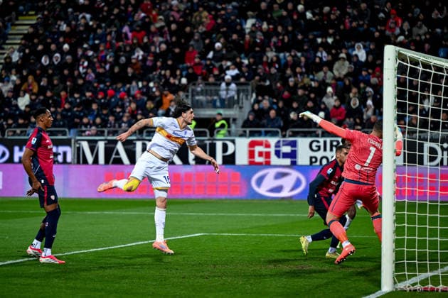 Lecce s Omri Gandelman celebrates after scoring the goal for 0-1 during the Serie A soccer match between Cagliari Calcio and Lecce at the Unipol Domus in Cagliari, Sardinia - Monday, 16th February 2026. - Soccer  Copyright: x Â®xGianlucaxZuddas LaPressex