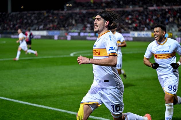Lecce s Omri Gandelman celebrates after scoring the goal for 0-1 during the Serie A soccer match between Cagliari Calcio and Lecce at the Unipol Domus in Cagliari, Sardinia - Monday, 16th February 2026. - Soccer  Copyright: x Â®xGianlucaxZuddas LaPressex