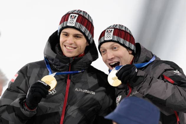 OLYMPICS - Winter Olympic Games, Olympische Spiele, Olympia, OS Milano Cortina 2026 PREDAZZO,ITALY,16.FEB.26 - OLYMPICS, Ski jumping, Skispringen, Ski, nordisch - Winter Olympic Games Milano Cortina 2026, large hill, Super Team, men, medal ceremony. Image shows Stephan Embacher and Jan Hoerl (AUT).  GEPAxpictures xMatthiasxTrinkl