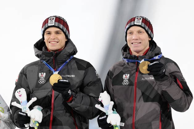 OLYMPICS - Winter Olympic Games, Olympische Spiele, Olympia, OS Milano Cortina 2026 PREDAZZO,ITALY,16.FEB.26 - OLYMPICS, Ski jumping, Skispringen, Ski, nordisch - Winter Olympic Games Milano Cortina 2026, large hill, Super Team, men, medal ceremony. Image shows Stephan Embacher and Jan Hoerl (AUT).  GEPAxpictures xMatthiasxTrinkl