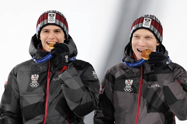 OLYMPICS - Winter Olympic Games, Olympische Spiele, Olympia, OS Milano Cortina 2026 PREDAZZO,ITALY,16.FEB.26 - OLYMPICS, Ski jumping, Skispringen, Ski, nordisch - Winter Olympic Games Milano Cortina 2026, large hill, Super Team, men, medal ceremony. Image shows Stephan Embacher and Jan Hoerl (AUT).  GEPAxpictures xMatthiasxTrinkl