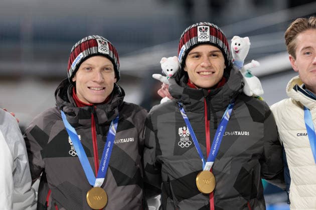 OLYMPICS - Winter Olympic Games, Olympische Spiele, Olympia, OS Milano Cortina 2026 PREDAZZO,ITALY,16.FEB.26 - OLYMPICS, Ski jumping, Skispringen, Ski, nordisch - Winter Olympic Games Milano Cortina 2026, large hill, Super Team, men, medal ceremony. Image shows Stephan Embacher and Jan Hoerl (AUT).  GEPAxpictures xMatthiasxTrinkl