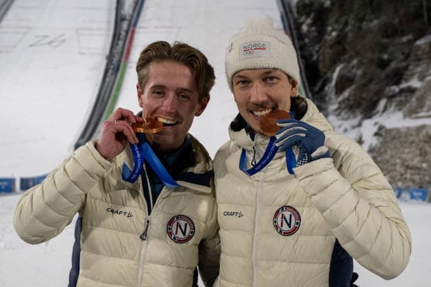 OLYMPICS - Winter Olympic Games, Olympische Spiele, Olympia, OS Milano Cortina 2026 PREDAZZO,ITALY,16.FEB.26 - OLYMPICS, Ski jumping, Skispringen, Ski, nordisch - Winter Olympic Games Milano Cortina 2026, large hill, Super Team, men, medal ceremony. Image shows Kristoffer Eriksen Sundal and Johann Andre Forfang (NOR) with their medals.  GEPAxpictures xOliverxLerch