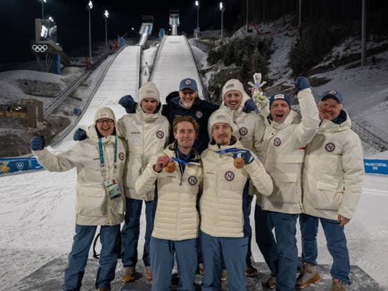 OLYMPICS - Winter Olympic Games, Olympische Spiele, Olympia, OS Milano Cortina 2026 PREDAZZO,ITALY,16.FEB.26 - OLYMPICS, Ski jumping, Skispringen, Ski, nordisch - Winter Olympic Games Milano Cortina 2026, large hill, Super Team, men, medal ceremony. Image shows the team of Norway with Kristoffer Eriksen Sundal and Johann Andre Forfang (NOR) and their medals.  GEPAxpictures xOliverxLerch