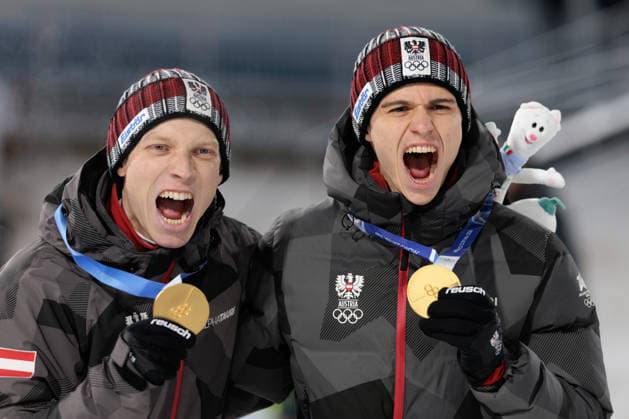 OLYMPICS - Winter Olympic Games, Olympische Spiele, Olympia, OS Milano Cortina 2026 PREDAZZO,ITALY,16.FEB.26 - OLYMPICS, Ski jumping, Skispringen, Ski, nordisch - Winter Olympic Games Milano Cortina 2026, large hill, Super Team, men, medal ceremony. Image shows Stephan Embacher and Jan Hoerl (AUT).  GEPAxpictures xMatthiasxTrinkl