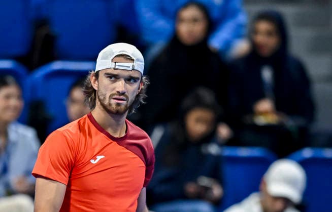 ATP, Tennis Herren QATAR OPEN 2026-ROUND OF 32 Tomas Machac of Czech Republic competes against Jannik Sinner of Italy in the Round of 32 at the ATP menÕs Qatar ExxonMobil Open 2026 at the Khalifa International Tennis Complex in Doha, Qatar, on February 16, 2026. DOHA Qatar Copyright: xNOUSHADx
