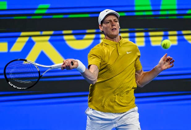 ATP, Tennis Herren QATAR OPEN 2026-ROUND OF 32 Jannik Sinner of Italy competes against Tomas Machac of Czech Republic in the Round of 32 at the ATP menÕs Qatar ExxonMobil Open 2026 at the Khalifa International Tennis Complex in Doha, Qatar, on February 16, 2026. DOHA Qatar Copyright: xNOUSHADx