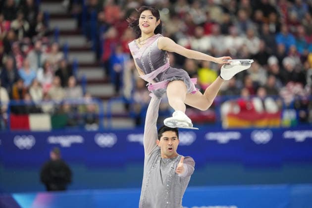 (260216) -- MILAN, Feb. 16, 2026 -- Emily Chan (top) Spencer Akira Howe of the United States compete during the Figure skating, Eiskunstlauf pair skating free skating match at the Milan-Cortina 2026 Olympic Winter games, Winterspiele,Spiele, Summer games in Milan, Italy, Feb. 15, 2026. ) (MICO2026)ITALY-MILAN-OLYMPIC WINTER GAMES-FIGURE SKATING-PAIR SKATING-FREE SKATING XuexYuge 