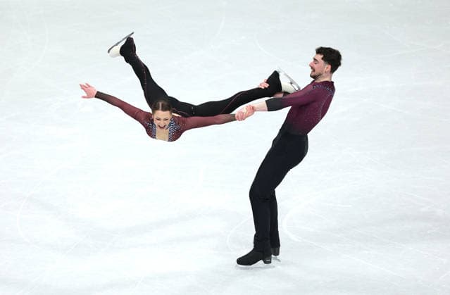 (260216) -- MILAN, Feb. 16, 2026 -- Annika Hocke (L) Robert Kunkel of Germany compete during the Figure skating, Eiskunstlauf pair skating free skating match at the Milan-Cortina 2026 Olympic Winter games, Winterspiele,Spiele, Summer games in Milan, Italy, Feb. 15, 2026. ) (MICO2026)ITALY-MILAN-OLYMPIC WINTER GAMES-FIGURE SKATING-PAIR SKATING-FREE SKATING LixMing 