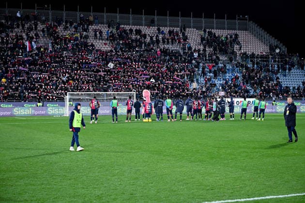 Cagliari s team greets the supporters at the end of Serie A soccer match between Cagliari Calcio and Lecce at the Unipol Domus in Cagliari, Sardinia - Monday, 16th February 2026. - Soccer  Copyright: x Â®xGianlucaxZuddas LaPressex