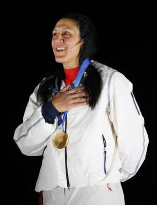 Team USA s Elana Meyers Taylor celebrates winning the gold medal in the Women s Monobob at the 2026 Winter Olympics in Cortina, Italy on Monday February 16, 2026.  OLY20260216635 HUGOxPHILPOTT