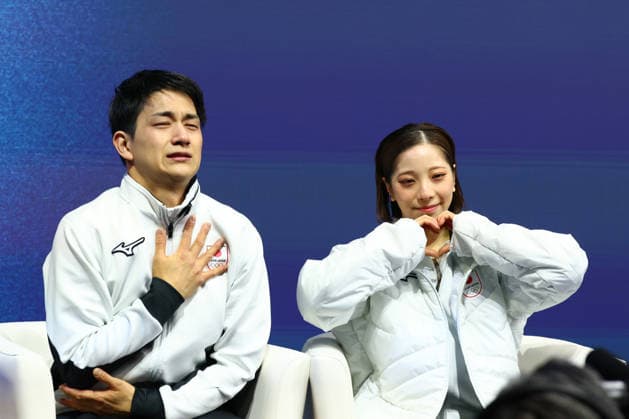 February 16, 2026, Milan, Lombardy, Italy: MIURA RIKU and KIHARA RYUICHI of Japan celebrate winning the gold medal in the Pair Skating of the Figure skating, Eiskunstlauf at the Milano Cortina 2026 Winter Olympic Games, Olympische Spiele, Olympia, OS Milan Italy - ZUMAc179 20260216_oly_c179_228 Copyright: xMickaelxChavetx