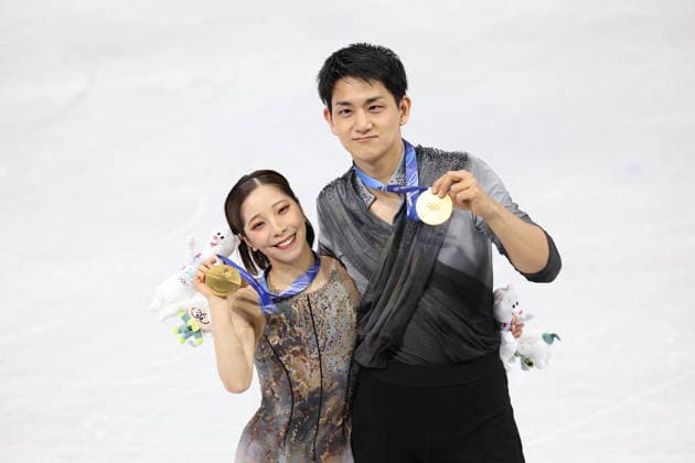 Winter Olympics - Team Japan Wins Gold At Pair Skating Free Figure skating, Eiskunstlauf Gold medalists Riku Miura and partner Ryuichi Kihara of Team Japan pose for a photo after the medal ceremony for the Pair Skating - Free Skating on day ten of the Milano Cortina 2026 Winter Olympic Games, Olympische Spiele, Olympia, OS at Milano Ice Skating Arena on February 16, 2026 in Milan, Italy. Photo by Alexis Jumeau ABACAPRESS.COM Milan Italy  Copyright: xJumeauxAlexis ABACAx