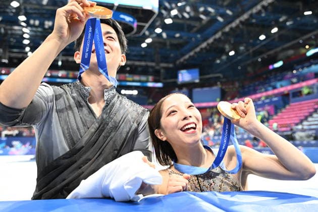 Winter Olympics - Team Japan Wins Gold At Pair Skating Free Figure skating, Eiskunstlauf Gold medalists Riku Miura and partner Ryuichi Kihara of Team Japan pose for a photo after the medal ceremony for the Pair Skating - Free Skating on day ten of the Milano Cortina 2026 Winter Olympic Games, Olympische Spiele, Olympia, OS at Milano Ice Skating Arena on February 16, 2026 in Milan, Italy. Photo by JMP ABACAPRESS.COM Milan Italy  Copyright: xJMP ABACAx