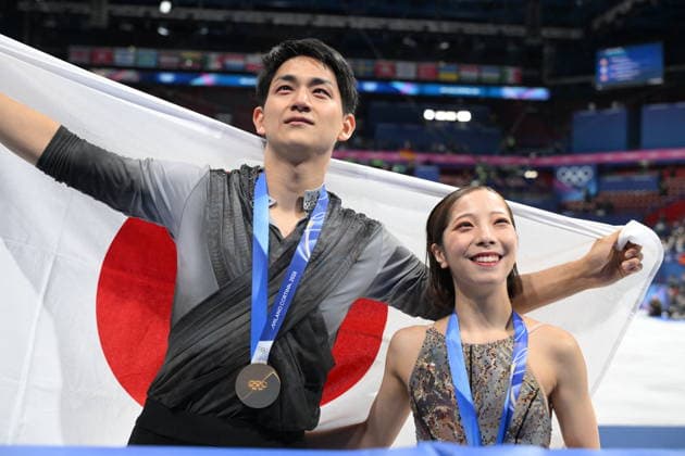 Winter Olympics - Team Japan Wins Gold At Pair Skating Free Figure skating, Eiskunstlauf Gold medalists Riku Miura and partner Ryuichi Kihara of Team Japan pose for a photo after the medal ceremony for the Pair Skating - Free Skating on day ten of the Milano Cortina 2026 Winter Olympic Games, Olympische Spiele, Olympia, OS at Milano Ice Skating Arena on February 16, 2026 in Milan, Italy. Photo by JMP ABACAPRESS.COM Milan Italy  Copyright: xJMP ABACAx