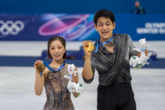 February 16, 2026, Milan, Lombardy, Italy: Riku Miura (12-1) and Ryuichi Kihara (12-2) of Japan win the gold metal for the Figure skating, Eiskunstlauf Pair Skating Free Skating Finals at the Milano Ice Skating Arena during the 2026 Milano Cortina Winter Olympics in Milan, Italy. Milan Italy - ZUMAa161 20260216_oly_a161_174 Copyright: xWalterxG.xArcex