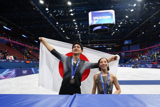 February 16, 2026, Milan, Lombardy, Italy: MIURA RIKU and KIHARA RYUICHI of Japan celebrate with their gold medal won in the Pair Skating of the Figure skating, Eiskunstlauf at the Milano Cortina 2026 Winter Olympic Games, Olympische Spiele, Olympia, OS Milan Italy - ZUMAc179 20260216_oly_c179_236 Copyright: xMickaelxChavetx