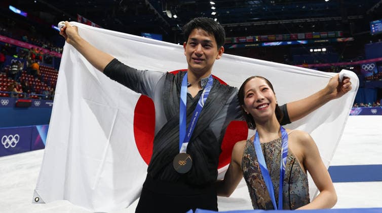February 16, 2026, Milan, Lombardy, Italy: MIURA RIKU and KIHARA RYUICHI of Japan celebrate with their gold medal won in the Pair Skating of the Figure skating, Eiskunstlauf at the Milano Cortina 2026 Winter Olympic Games, Olympische Spiele, Olympia, OS Milan Italy - ZUMAc179 20260216_oly_c179_238 Copyright: xMickaelxChavetx