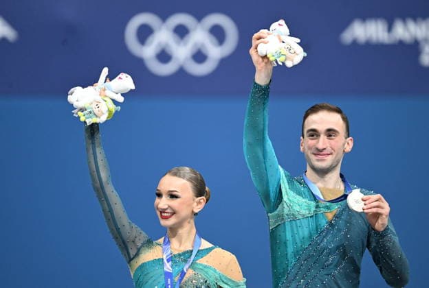 Winter Olympics - Podium of Pair Skating Free Figure skating, Eiskunstlauf Silver medallists Anastasiia Metelkina and Luka Berulava of Team Georgia pose during the medal ceremony of the figure skating pair skating free skating final during the Milano Cortina 2026 Winter Olympic Games, Olympische Spiele, Olympia, OS at Milano Ice Skating Arena in Milan, Italy on February 16, 2026. Photo by JMP ABACAPRESS.COM Milan Italy  Copyright: xJMP ABACAx