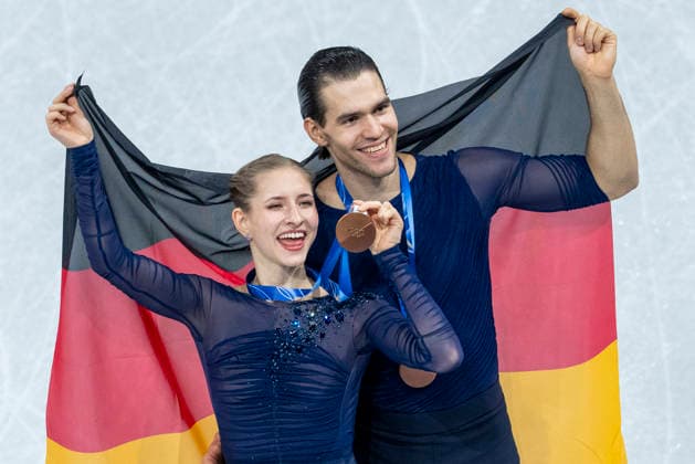 Figure skating, Eiskunstlauf - Milano Cortina 2026 Winter Olympics: Day 10 Bronze medallists Germany s Minerva Fabienne Hase and Nikita Volodin pose after the victory ceremony of the figure skating pair skating free skating final during the Milano Cortina 2026 Winter Olympic Games, Olympische Spiele, Olympia, OS at Milano Ice Skating Arena in Milan on February 16, 2026. Milan Italy  Copyright: xAndrzejxIwanczukx originalFilename:iwanczuk-figuresk260216_npu4f.jpg