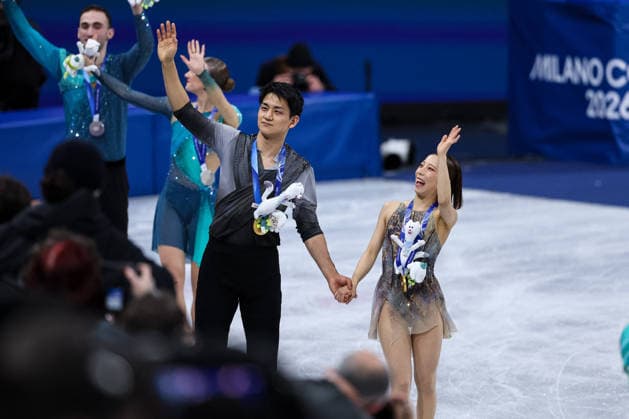 GIOCHI OLIMPICI - Olimpiadi Invernali Milano-Cortina 2026 - Figure skating, Eiskunstlauf - Pair Skating Riku Miura Ryuichi Kihara (JPN) 1st place, Gold Medal greet fans at the end of the Olympic Winter games, Winterspiele,Spiele, Summer games Milano-Cortina 2026, Pair Skating on February 16, 2026 at Milano Ice Skating Arena in Milan, Italy Cortina D Ampezzo Italy  Copyright: xIPAxSport ABACAx