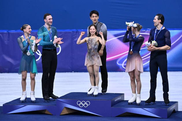 Rg Milano 16 02 2026 - Olimpiadi Milano Cortina 2026 Figure skating, Eiskunstlauf Pair Skating foto Image nella foto: Riku Miura-Ryuichi Kihara-Anastasiia Metelkina-Luka Berulava-Minerva Fabienne Hase-Nikita Volodin 