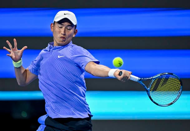 ATP, Tennis Herren QATAR OPEN 2026-ROUND OF 32 Juncheng Shang of China competes against Daniil Medvedev of Russia in the Round of 32 at the ATP menÕs Qatar ExxonMobil Open 2026 tennis tournament at the Khalifa International Tennis Complex in Doha, Qatar, on February 16, 2026. DOHA Qatar Copyright: xNOUSHADx