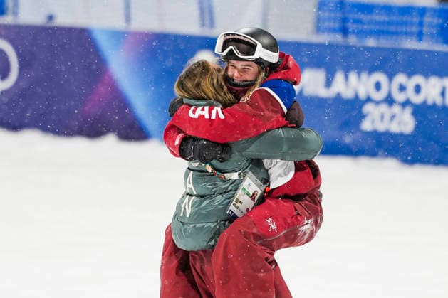 16 02 2026, Livigno, Snow Park, Winter Olympics: Women s Freeski Bigair Final, Megan Oldham from Canada celebrated by Elena Gaskell from Canada Livigno Snow Park Lombardy Italy *** 16 02 2026, Livigno, Snow Park, Winter Olympics Women s Freeski Bigair Final, Megan Oldham from Canada celebrated by Elena Gaskell from Canada Livigno Snow Park Lombardy Italy Copyright: xJustPictures.ch JarixPestelaccix jp-en-JaPe-DSC04243