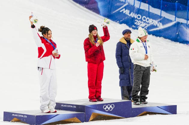 16 02 2026, Livigno, Snow Park, Winter Olympics: Women s Freeski Bigair Final, Megan Oldham from Canada (C) celebrates victory Flora Tabanelli from Italy (R) Bronze medal Ailing Eileen Gu from China (L) Silver Medal Livigno Snow Park Lombardy Italy *** 16 02 2026, Livigno, Snow Park, Winter Olympics Women s Freeski Bigair Final, Megan Oldham from Canada C celebrates victory Flora Tabanelli from Italy R Bronze medal Ailing Eileen Gu from China L Silver Medal Livigno Snow Park Lombardy Italy Copyright: xJustPictures.ch JarixPestelaccix jp-en-JaPe-DSC04626