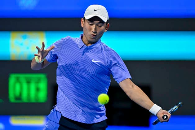 Qatar ExxonMobil Open 2026,Round of 32 Juncheng Shang of China is seen in action against Daniil Medvedev of Russia during the Round of 32 at the ATP, Tennis Herren menÕs Qatar ExxonMobil Open 2026 tennis tournament at the Khalifa International Tennis Complex. Daniil Medvedev won against Juncheng Shang 6-4,6-2. Doha Qatar Copyright: xNoushadxVariyattiyakkalx xSOPAxImagesx