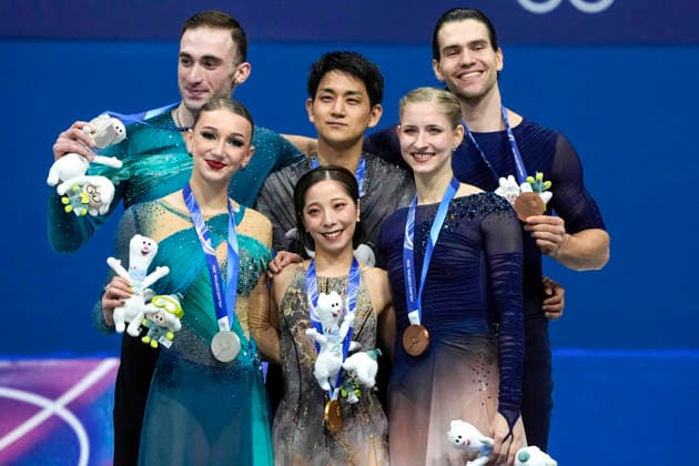 (L-R) Anastasiia Metelkina and Luka Berulava of Georgia, Wenjing Sui and Cong Han of China and Minerva Fabienne Hase and Nikita Volodin of Germany smile during the medal ceremony after the Pair Skating Free Skating Final at the Milano Figure skating, Eiskunstlauf Arena in Milan, Italy on Monday, February 16, 2026. Wenjing Sui and Cong Han of China won gold, Anastasiia Metelkina and Luka Berulava of Georgia won silver and Minerva Fabienne Hase and Nikita Volodin of Germany won bronze.  OLY20260216968 RICHARDxELLIS
