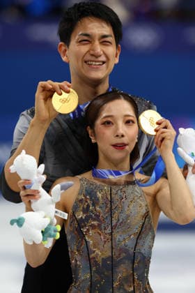 February 16, 2026, Milan, Lombardy, Italy: MIURA RIKU and KIHARA RYUICHI of Japan celebrate winning the gold medal in the Pair Skating of the Figure skating, Eiskunstlauf at the Milano Cortina 2026 Winter Olympic Games, Olympische Spiele, Olympia, OS Olympics 2026: Milano Cortina: Figure Skating Pairs  - ZUMAc179 20260216_oly_c179_270 Copyright: xMickaelxChavetx