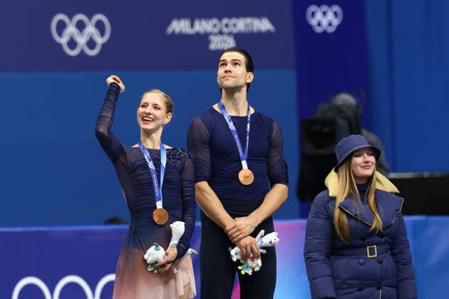 February 16, 2026, Milan, Lombardy, Italy: MINERVA FABIENNE HASE and NIKITA VOLODIN of Germany make a funny face by the podium during the medal ceremony of the Pair Skating at the Milano Cortina 2026 Winter Olympic Games, Olympische Spiele, Olympia, OS Milan Italy - ZUMAc179 20260216_oly_c179_292 Copyright: xMickaelxChavetx