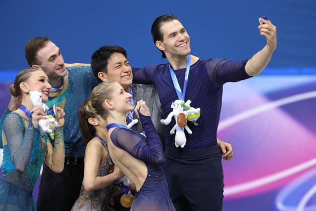 Winners: (Back:) Luka Berulava GEO, Ryuichi Kihara JPN, Nikita Volodin GER, and (front:) Anastasiia Metelkina GEO, Riku Miura JPN, Minerva Fabienne Hase GER - after pairs free progam at 2026 Figure skating, Eiskunstlauf Olympic Games, Olympische Spiele, Olympia, OS in Milan; 16 02 2026 - *** Winners Back Luka Berulava GEO, Ryuichi Kihara JPN, Nikita Volodin GER, and front Anastasiia Metelkina GEO, Riku Miura JPN, Minerva Fabienne Hase GER after pairs free progam at 2026 figure skating olympic games in Milan 16 02 2026 