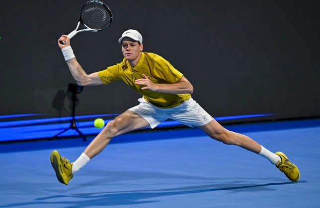 Qatar ExxonMobil Open 2026,Round of 32 in Doha - 16 Feb 2026 Jannik Sinner of Italy plays against Tomas Machac of Czech Republic (not in view) during the Round of 32 at the ATP, Tennis Herren men s Qatar ExxonMobil Open 2026 tennis tournament at the Khalifa International Tennis Complex. Jannik Sinner won against Tomas Machac 6-1,6-4. Doha Qatar Copyright: xNoushadxVariyattiyakkalx xSOPAxImagesx NVRITYAKAL4-043