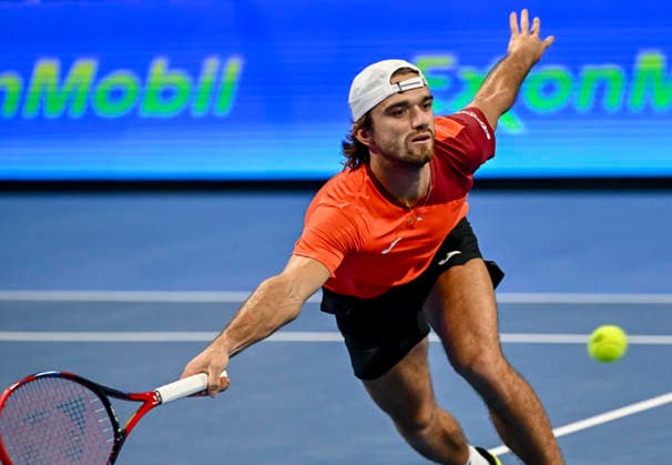 Qatar ExxonMobil Open 2026,Round of 32 in Doha - 16 Feb 2026 Tomas Machac of Czech Republic plays against Jannik Sinner of Italy (not in view) during the Round of 32 at the ATP, Tennis Herren men s Qatar ExxonMobil Open 2026 tennis tournament at the Khalifa International Tennis Complex. Jannik Sinner won against Tomas Machac 6-1,6-4. Doha Qatar Copyright: xNoushadxVariyattiyakkalx xSOPAxImagesx NVRITYAKAL4-044