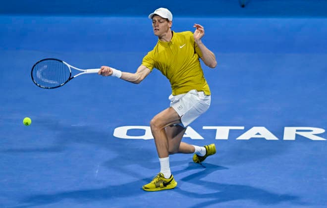 February 16, 2026, Doha, Qatar: Jannik Sinner of Italy plays against Tomas Machac of Czech Republic (not in view) during the Round of 32 at the ATP, Tennis Herren men s Qatar ExxonMobil Open 2026 tennis tournament at the Khalifa International Tennis Complex. Jannik Sinner won against Tomas Machac 6-1,6-4. Doha Qatar - ZUMAs197 20260216_aaa_s197_254 Copyright: xNoushadxVariyattiyakkalx