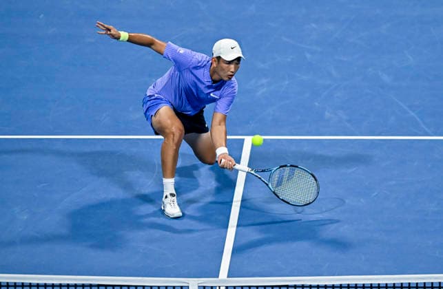 Qatar ExxonMobil Open 2026,Round of 32 in Doha - 16 Feb 2026 Juncheng Shang of China plays against Daniil Medvedev of Russia (not in view) during the Round of 32 at the ATP, Tennis Herren men s Qatar ExxonMobil Open 2026 tennis tournament at the Khalifa International Tennis Complex. Daniil Medvedev won against Juncheng Shang 6-4,6-2. Doha Qatar Copyright: xNoushadxVariyattiyakkalx xSOPAxImagesx NVRITYAKAL5-008