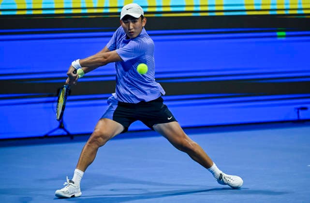 Qatar ExxonMobil Open 2026,Round of 32 in Doha - 16 Feb 2026 Juncheng Shang of China plays against Daniil Medvedev of Russia (not in view) during the Round of 32 at the ATP, Tennis Herren men s Qatar ExxonMobil Open 2026 tennis tournament at the Khalifa International Tennis Complex. Daniil Medvedev won against Juncheng Shang 6-4,6-2. Doha Qatar Copyright: xNoushadxVariyattiyakkalx xSOPAxImagesx NVRITYAKAL5-023