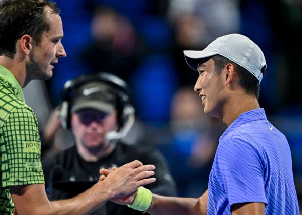 February 16, 2026, Doha, Qatar: Daniil Medvedev (L) of Russia shake hands with Juncheng Shang of China after winning the Round of 32 at the ATP, Tennis Herren men s Qatar ExxonMobil Open 2026 tennis tournament at the Khalifa International Tennis Complex. Daniil Medvedev won against Juncheng Shang 6-4,6-2. Qatar ExxonMobil Open 2026,Round Of 32 In Doha - 16 Feb 2026  - ZUMAs197 20260216_aaa_s197_362 Copyright: xNoushadxVariyattiyakkalx