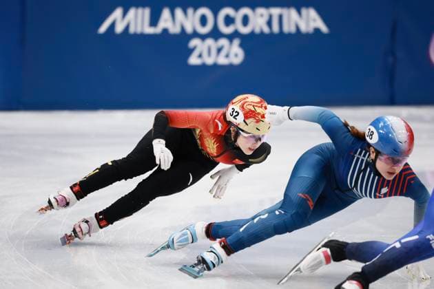 MILAN, ITALY - FEBRUARY 16: Yang Jingru (L) of Team China competes during the Short Track Speed skating, Eisschnelllauf Women s 1000m quarterfinals on day ten of the Milano Cortina 2026 Winter Olympic Games, Olympische Spiele, Olympia, OS at Milano Ice Skating Arena on February 16, 2026 in Milan, Italy.  Copyright: xCHINASPORTSx 111621806653