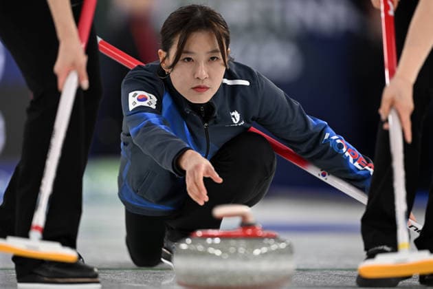 (260217) -- CORTINA D AMPEZZO, Feb. 17, 2026 -- Gim Eunji of South Korea competes during the curling women round robin session 8 match between China and South Korea at the Milan-Cortina 2026 Olympic Winter games, Winterspiele,Spiele, Summer games in Cortina, Italy, Feb. 16, 2026. ) (MICO2026)ITALY-CORTINA D AMPEZZO-OLYMPIC WINTER GAMES-CURLING-WOMEN-ROUND ROBIN-KOR VS CHN LianxYi 