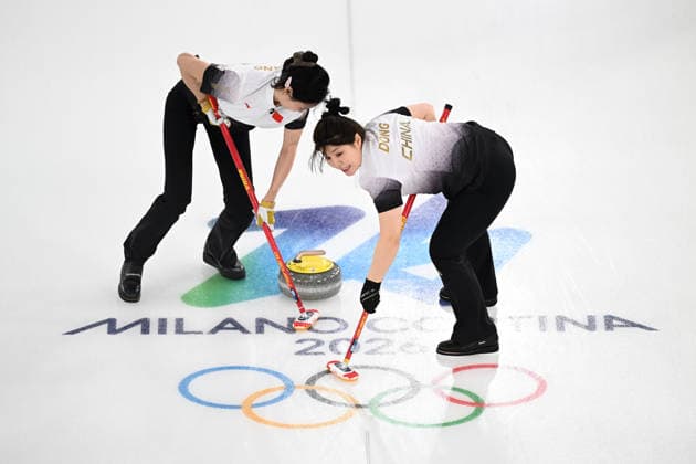 (260217) -- CORTINA D AMPEZZO, Feb. 17, 2026 -- Jiang Jiayi and Dong Ziqi (R) of China compete during the curling women round robin session 8 match between China and South Korea at the Milan-Cortina 2026 Olympic Winter games, Winterspiele,Spiele, Summer games in Cortina, Italy, Feb. 16, 2026. ) (MICO2026)ITALY-CORTINA D AMPEZZO-OLYMPIC WINTER GAMES-CURLING-WOMEN-ROUND ROBIN-KOR VS CHN LianxYi 