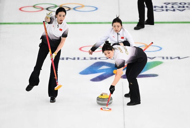 (260217) -- CORTINA D AMPEZZO, Feb. 17, 2026 -- Jiang Jiayi and Dong Ziqi (R) of China compete during the curling women round robin session 8 match between China and South Korea at the Milan-Cortina 2026 Olympic Winter games, Winterspiele,Spiele, Summer games in Cortina, Italy, Feb. 16, 2026. ) (MICO2026)ITALY-CORTINA D AMPEZZO-OLYMPIC WINTER GAMES-CURLING-WOMEN-ROUND ROBIN-KOR VS CHN LianxYi 