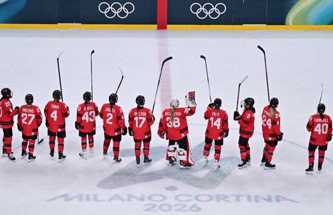 (260217) -- MILAN, Feb. 17, 2026 -- Canada s players greet the spectators after the Play-offs Semifinals match between Canada and Switzerland of Ice hockey, Eishockey Women at the Milan-Cortina 2026 Olympic Winter games, Winterspiele,Spiele, Summer games in Milan, Italy, Feb. 16, 2026. ) (MICO2026)ITALY-MILAN-OLYMPIC WINTER GAMES-ICE HOCKEY-WOMEN-PLAY-OFFS SEMIFINALS-CAN VS SUI TaoxXiyi 